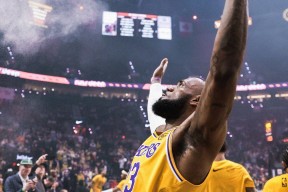 南宫28-詹姆斯回归赛场，精彩发挥首场状态亮眼，老鹰观众沸腾！的简单介绍