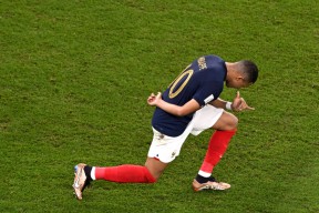 南宫28-包含姆巴佩回归赛场，精彩发挥首场状态亮眼，MAD观众沸腾！的词条